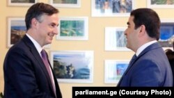 ევროპული პარლამენტის საგარეო საქმეთა კომიტეტის (AFET) თავმჯდომარე დევიდ მაკალისტერი, საქართველოს პარლამენტის თავმჯდომარე შალვა პაპუაშვილი. 