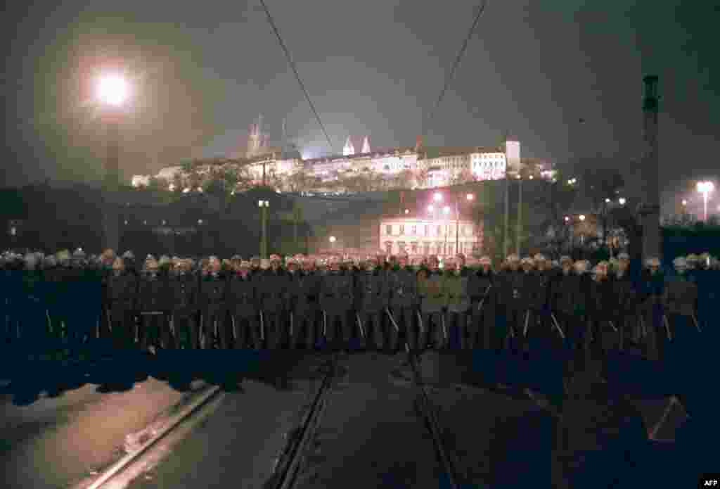 დემონსტრაციები სულ უფრო ხშირად იმართებოდა. 19 ნოემბერს პოლიციამ გადაკეტა ხიდი, რათა დემონსტრანტებისთვის საშუალება არ მიეცა, ასულიყვნენ პრაღის ჰრადზე (იმავე პრაღის კრემლზე), სადაც ჩეხოსლოვაკიის პრეზიდენტის რეზიდენცია მდებარეობდა.
