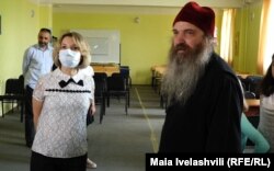 ნინო ლომჯარია და მეუფე იაკობი ნინოწმინდის პანსიონში.