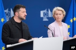 Президент Европейской комиссии Урсула фон дер Ляйен (справа) и президент Украины Владимир Зеленский участвуют в пресс-конференции в штаб-квартире ЕС в Брюсселе. Бельгия, 17 августа 2025 года