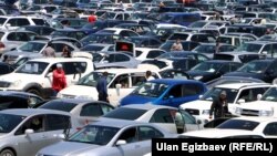 Иллюстрациялык сүрөт. Кыргызстандагы автоунаа базары. 