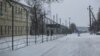 Поселок Меловое разделен наполовину украинско-российской границей по улице Дружбы народов