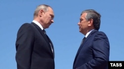 Владимир Путин Самаркандда Өзбекстандын премьер-министри Шавкат Мирзияев менен жолукту.