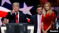 Президент Дональд Трамп, анын шайлоо штабынын башчысы Пол Манафорт жана кызы Иванка Трамп Кливлендеги жыйында, 21-июль 2016-жыл.