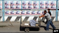 В «Нацдвижении» в прошлом заявляли, что политическую ориентацию депутаты меняют под натиском новых властей и следственных органов. Однако когда процесс принял массовый характер, позиция бывшей партии власти изменилась: покинувших их ряды они окрестили «перебежчиками» и «шелухой», от которых лучше было освободиться