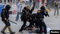 Протесты в Лос-Анджелесе после многочисленных задержаний мигрантов подразделениями миграционной полиции ICE, июнь 2025 года