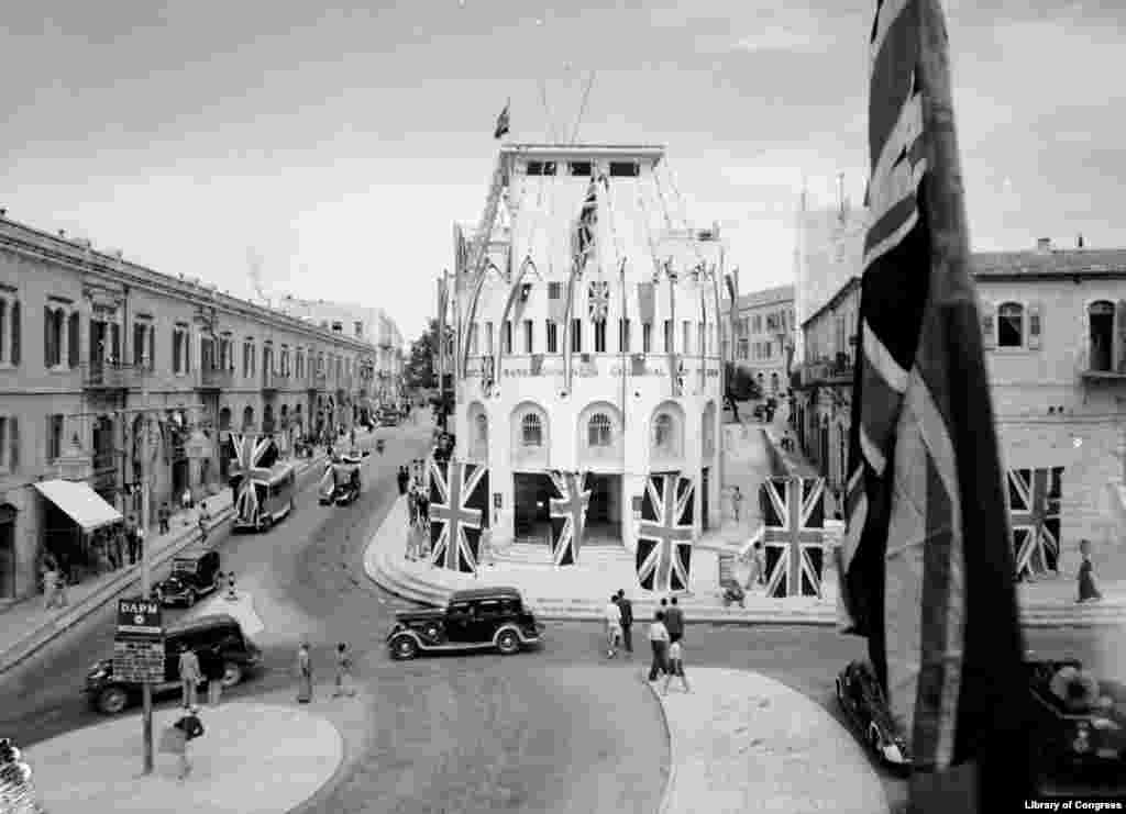 Знамиња на Унион Џек беа закачени на улиците на Ерусалим на 9 мај 1945 година. Израел беше основан како држава веднаш по завршувањето на Втората светска војна.