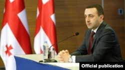 Премьеру не пришелся по душе почти ни один вопрос – ни о внешней политике, ни о внутренних процессах, происходящих в стране. Большинство из них он называл «провокационными», «искусственными», а некоторые и вовсе написанными «сектой «националов»