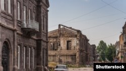 Здание на одной из центральных улиц Гюмри, пострадавшее во время землетрясения 1988 года.  