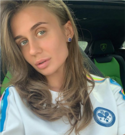 ალიონა ბენდერსკაია Lamborghini-ს სალონში. ეს ფოტო Plane Sport-ის მაღაზიის ინსტაგრამის ანგარიშიდან მოიხსნა.