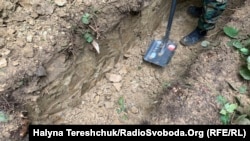 Ukrajinski istraživač kopa u potrazi za posmrtnim ostacima boraca UPA.