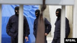 Депутат Валерий Гелашвили ждал этого дня девять лет. Сегодня бывшим высокопоставленным чиновникам МВД Эрекле Кодуа и Гии Сирадзе предъявлены обвинения в организации нападения на оппозиционера в июле 2005 года