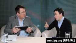 AzattyqLIVE студиясында отырған блогер Нұрлан Жанай мен Азаттық журналисі Кенжебек Нұрқасенұлы. Алматы, 18 наурыз 2016 жыл. 