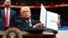 АКШ президенти Дональд Трамп жарлыктарга кол коюп жатат. Capital One Arena. 20-январь, 2025-жыл.