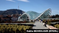 Стеклянный мост Мира над Курой, расположенные рядом с ним огромные стеклянно-металлические конструкции, задуманные как музыкальный театр и музей современного искусства, скульптура гигантского велосипеда на проспекте Руставели – это лишь малый перечень спорных объектов