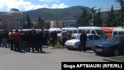По мнению президента профсоюза транспортных сотрудников, водителей в регионах пытаются втянуть в борьбу за власть перед выборами в местные органы самоуправления