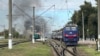 Un vagon în flăcări, în regiunea ucraineană Sumî, într-o fotografie postată online pe 4 octombrie de vicepremierul ucrainean, Oleksii Kuleba 