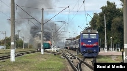 Un vagon în flăcări, în regiunea ucraineană Sumî, într-o fotografie postată online pe 4 octombrie de vicepremierul ucrainean, Oleksii Kuleba 