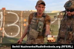 Անդրեյը ցուցադրում է ML-8 սարքը, որը նախատեսված է ականի պայթեցման համար, երբ այն հանվում է: