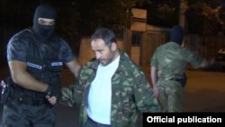 Артур Саргсян  в сопровождении правоохранителей