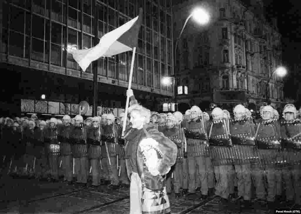 გარდამტეხი გამოდგა 1989 წლის 17 ნოემბრის დემონსტრაცია, უდიდესი საპროტესტო აქცია ბოლო 20 წლის განმავლობაში. ათასობით სტუდენტმა მოაწყო მშვიდობიანი მსვლელობა პრაღის ცენტრში, ვიდრე აქციის მონაწილეებს გზას გადაუღობავდა პოლიციის კორდონი.