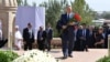 Қазақстан президенті Нұрсұлтан Назарбаев Өзбекстанның қайтыс болған президенті Ислам Каримовтың басына гүл қою рәсімінде. Самарқанд, 12 қыркүйек 2016 жыл. (Ақорда сайтынан алынған сурет)