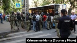 Массовые задержания у здания крымского главка ФСБ России в Симферополе, 4 сентября 2021 года