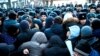 Қырғызстанның оппозициялық саясаткері Омурбек Текебаевтың жақтаушылары полициямен итерісіп жатыр. Бішкек, 26 ақпан 2017 жыл. 