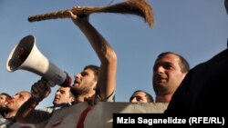 Акция протеста проходила очень шумно на фоне оскорбительных выкриков, потом в ход пошли яйца, веники, камни