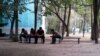 Жатақхана жанында отырған алматылық студенттер. (Көрнекі сурет)