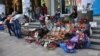 Свободные художники открытого вернисажа жалуются, что сегодня стало меньше туристов, и их доходы колоссально уменьшаются