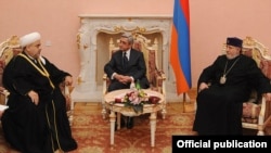 Председателя Управления мусульман Кавказа Шейха-уль-ислам Аллахшукюра Пашазаде (слева)  и Католикоса всех армян Гарегина Второго принимает президент Армении Серж Саргсян, Ереван, 28 ноября 2011 г. 