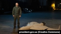 პრეზიდენტი ვოლოდიმირ ზელენსკი ირანულ უპილოტო საფრენ აპარატთან, რომელიც უკრაინამ ჩამოაგდო.