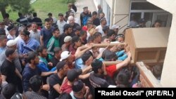 В Исфаре прошли похороны жертв конфликта на таджикско-кыргызской границе