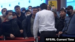 Rusiya aeroportunda tacik miqrantlar