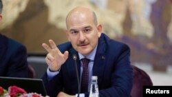 Ишембиде Түркиянын Ички иштер министри Сүлейман Сойлу.