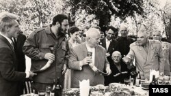 ფიდელ კასტრო და ნიკიტა ხრუშჩოვი ყანწებით ხელში