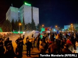 ხელისუფლება წყლის ჭავლის გამოყენებით შლის ოპოზიციურ აქციას. 8 ნოემბერი, 2020.