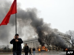 Ак үйдүн алды. 7-апрель кечке жуук оппозиция лидерлери митингчилердин колуна өткөн. Бакиев “Манас” аба майданынан Ош шаарына учат. Ал жактан Жалал-Абад облусундагы өзү өскөн Тейит айылына жашынат.