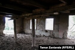 სახლს მხოლოდ დაბზარული კედლებიღა აქვს შერჩენილი.