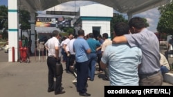 Ташкенттегі кәсіпкер Ахмад Тұрсынбаевқа тиесілі көлік базары алдында жиналып тұрған автомобиль иелері.