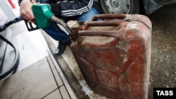 У Криму під час паливної кризи офіційно заборонено продавати бензин у каністри, але люди все одно роблять запаси