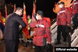 Predsjednik Aleksandar Vučić (bez maske) dočekuje kineske zdravstvene stručnjake i avion pun kineske medicinske opreme u Beogradu tokom krize izazvane korona virusom, 21. marta 2020.
