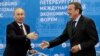 Владимир Путин и Герхард Шредер на ПМЭФ в 2012 году