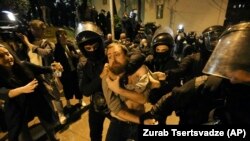 პოლიცია აკავებს აქციის ერთ-ერთ მონაწილეს