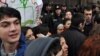 Десятки студентов из разных вузов собрались перед зданием Минобразования с требованием пересмотреть решение Совета по авторизации 