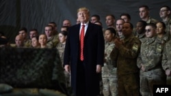Президент США Дональд Трамп выступает перед военнослужащими во время неожиданного визита на авиабазу Баграм в День благодарения в 2019 году