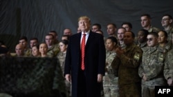 Доналд Трамп бо сарбозони амрикоӣ дар Багром. Акс аз бойгонӣ.