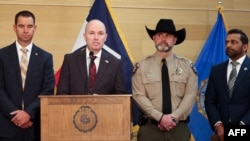 Konferencija za novinare guvernera Utaha Spencer Cox, lijevo od njega šef odelejnja za javnu bezbjednost Beau Mason, a desno Sheriff Mike Smith i direktor FBI-a Kash Patel, 12. septembar 2025.