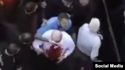 Ирандын Ливандагы элчиси Можтаба Аманинин ооруканага жөнөтүлүп жаткан сүрөтү.
